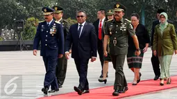 PM Timor Leste Rui Araujo (tengah) saat mengunjungi Taman Makam Pahlawan Kalibata, Jakarta, Rabu (26/8/2015). Ini merupakan kunjungan pertama Araoujo ke Indonesia sejak dilantik pada 16 Februari 2015 lalu. (Liputan6.com/Yoppy Renato)