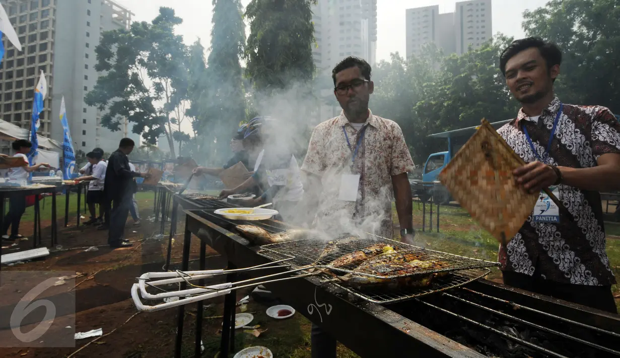 Sejumlah pengunjung membakar ikan pada puncak peringatan Hari Ikan Nasional ke-2 di Senayan, Jakarta, Minggu (22/11/2015). Puncak Harkannas ke-2 dihadiri ibu Wakil Presiden, Mufidah Jusuf Kalla. (Liputan6.com/Helmi Fithriansyah)