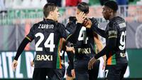 Pemain Venezia, Alessio Zerbin (kiri), merayakan gol pembuka dalam pertandingan Serie A antara Venezia dan Hellas Verona di Venesia, Italia, Selasa dini hari WIB (28-1-2025). (Paola Garbuio/LaPresse via AP)
