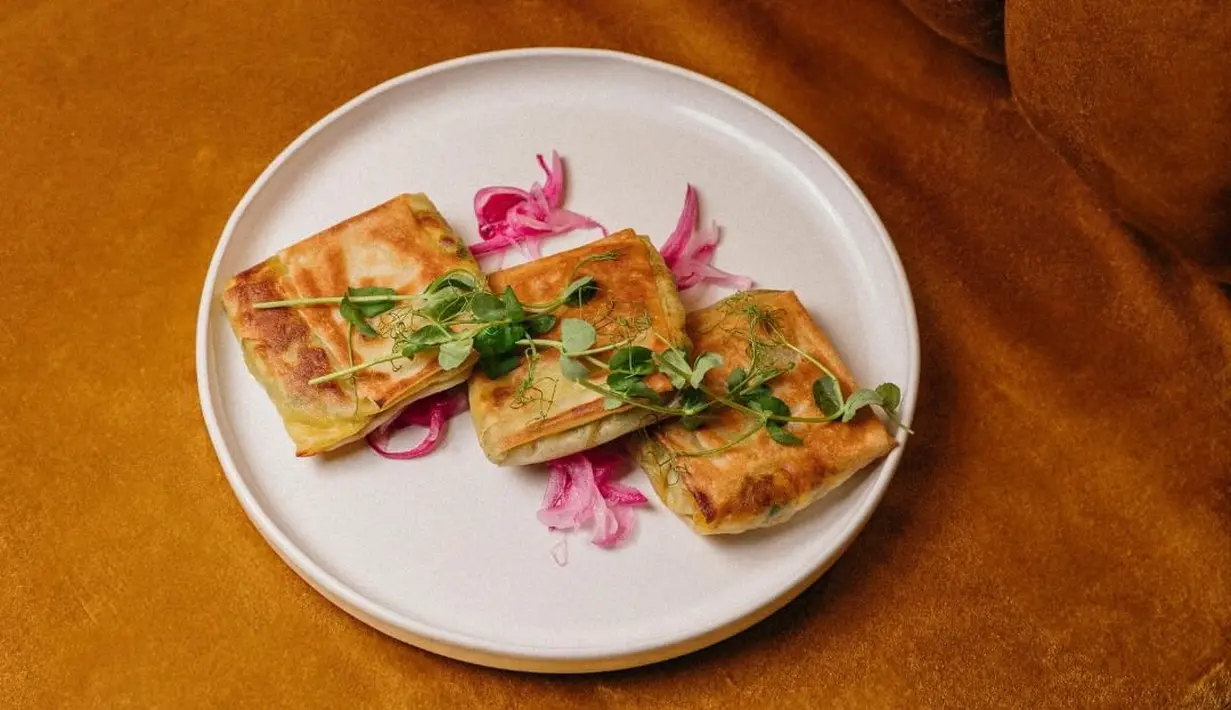 <p>Beragam menu masakan Nusantara disajikan lebih modern. [@lenusaparis/@raffinagita1717]</p>