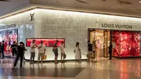 Pengunjung antri masuk toko Louis Vuitton di mal. (AP Photo/Gemunu Amarasinghe)
