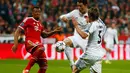 Bek tengah Bayern Munich, Jerome Boateng (kiri) mencoba menahan laju serangan dua pemain Real Madrid, Cristiano Ronaldo dan Fabio Coentrao, saat laga kedua semifinal Liga Champions di Allianz Arena, Munich (30/4/2014). (REUTERS/Michael Dalder)