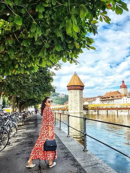 Dari Zurich, Mayang bergeser ke kota Lucerne. Kota ini sangat indah dan membuat Mayang terpukau dengan pemandangannya yang memikat.(instagram.com/mayangsari_official)