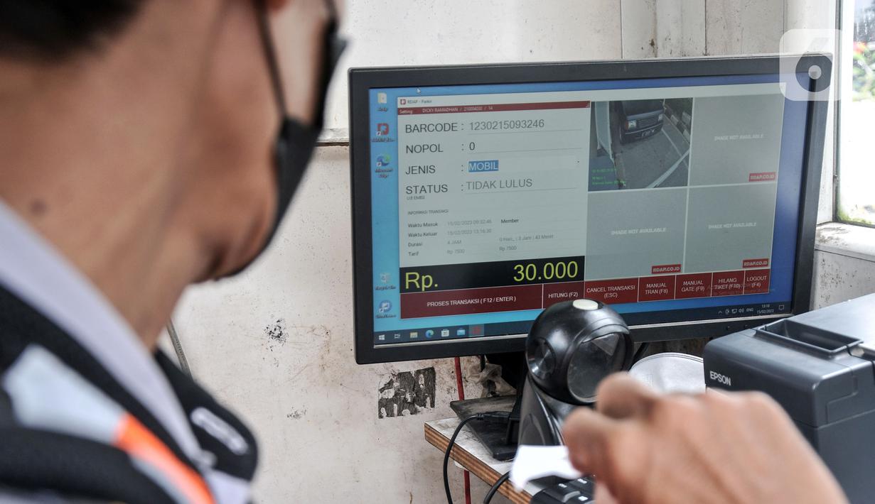 Petugas parkir menunjukkan monitor yang menampilkan tarif disinsentif bagi mobil yang tidak lolos uji emisi di IRTI Monas, Jakarta, Rabu (15/2/2023). Pemerintah Provinsi DKI Jakarta melalui Dinas Lingkungan Hidup dan Dinas Perhubungan mulai menerapkan tarif disinsentif (tarif parkir tertinggi) di 11 lahan parkir bagi mobil yang tidak lolos uji emisi. (merdeka.com/Iqbal S. Nugroho)