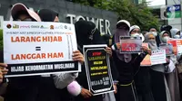 Aksi damai untuk mendukung muslimah India di depan Kedutaan Besar India, Jakarta, Selasa (22/2/2022). Aksi ini merupakan dukungan dan pembelaan kepada pelajar dan mahasiswa muslim di India terkait pelarangan menggunakan hijab dan persekusi. (merdeka.com/Imam Buhori)
