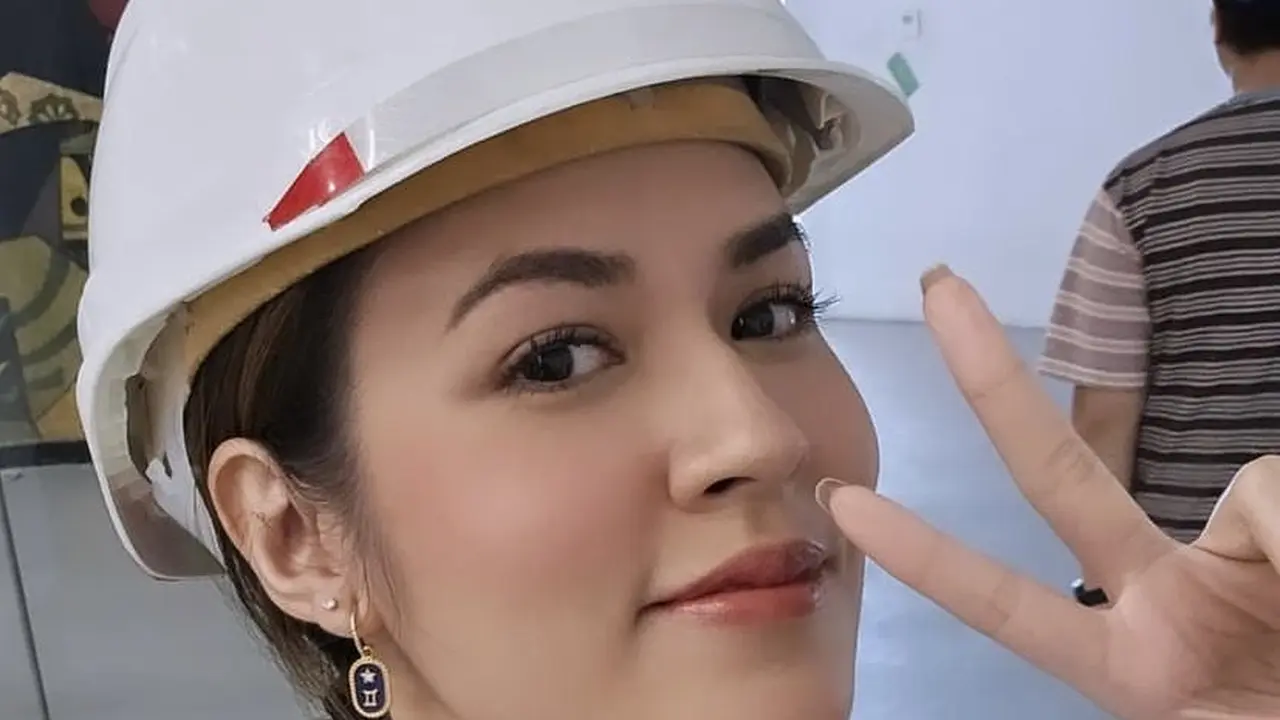 Gaya Raisa Kenakan Helm Proyek