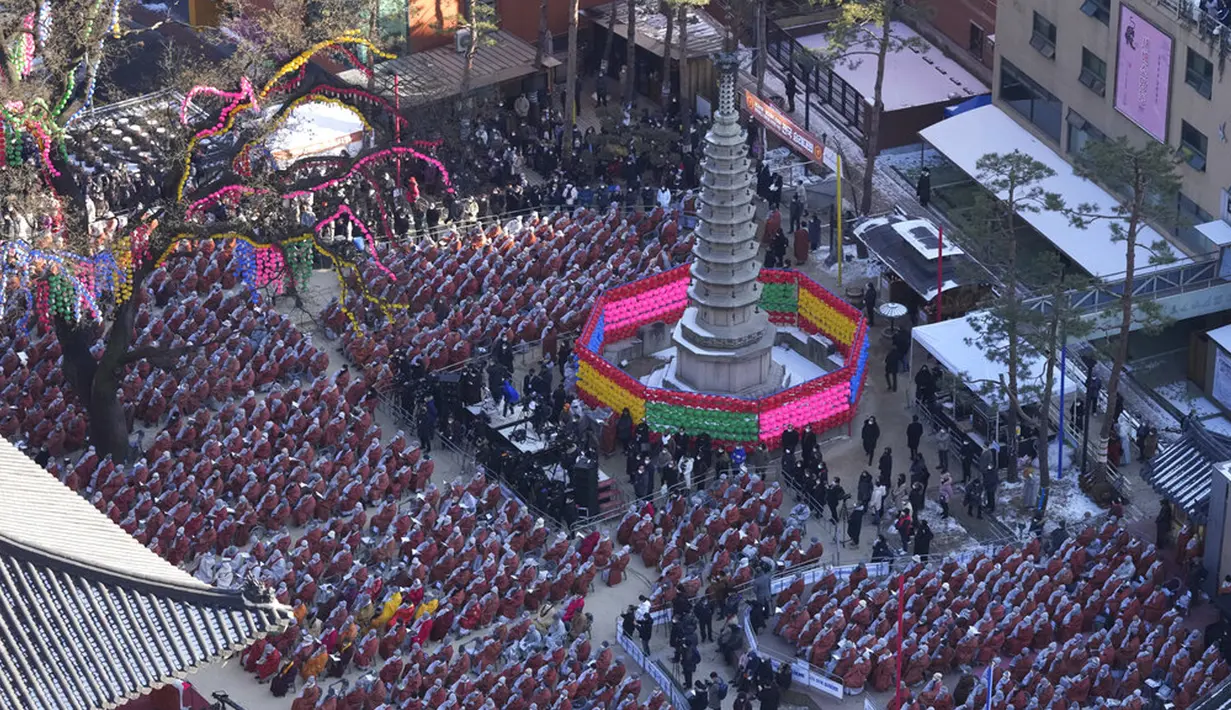 Biksu Buddha Korea Selatan menggelar unjuk rasa menentang kebijakan pemerintah di Kuil Jogye, Seoul, Korea Selatan, 21 Januari 2022. Ribuan biksu Buddha berkumpul untuk memprotes dugaan diskriminasi agama oleh pemerintah Korea Selatan. (AP Photo/Ahn Young-joon)