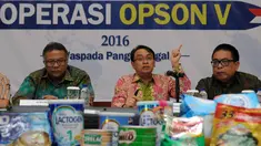 Kepala BPOM, Roy Sparringa (tengah) memberikan keterangan terkait hasil operasi Opson V di Gedung BPOM, Jakarta, Selasa (12/4/2016). BPOM menyita 12 truk pangan illegal dengan nilai lebih dari 6,3 miliar rupiah. (Liputan6.com/Helmi Fithriansyah)
