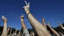 Sejumlah orang menunjukkan tanda perdamaian saat berkumpul untuk membentuk simbol perdamaian raksasa di New York Central Park , Selasa (6/10). Kegiatan yang diprakarsai janda Lennon, Yoko Ono itu menandai ulang tahun John Lennon ke-75.(REUTERS/Mike Segar)
