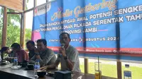 Anggota Bawaslu Provinsi Jambi M Hapis (kanan) saat diskusi mengenai potensi pelanggaran Pilkada serentak 2024 di Jambi, Selasa (27/8/2024). Bawaslu mengklaim telah memitigasi potensi pelanggaran Pilkada. (Liputan6.com/Gresi Plasmanto)