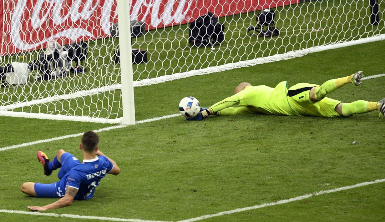 Pemain Islandia, Arnor Ingvi Traustason, menaklukkan kiper Austria, Robert Almer, saat mencetak gol penentu pada laga terakhir Grup F Piala Eropa 2016 di Stade de France, Paris, Rabu (23/6/2016). (AFP/Martin Bureau)