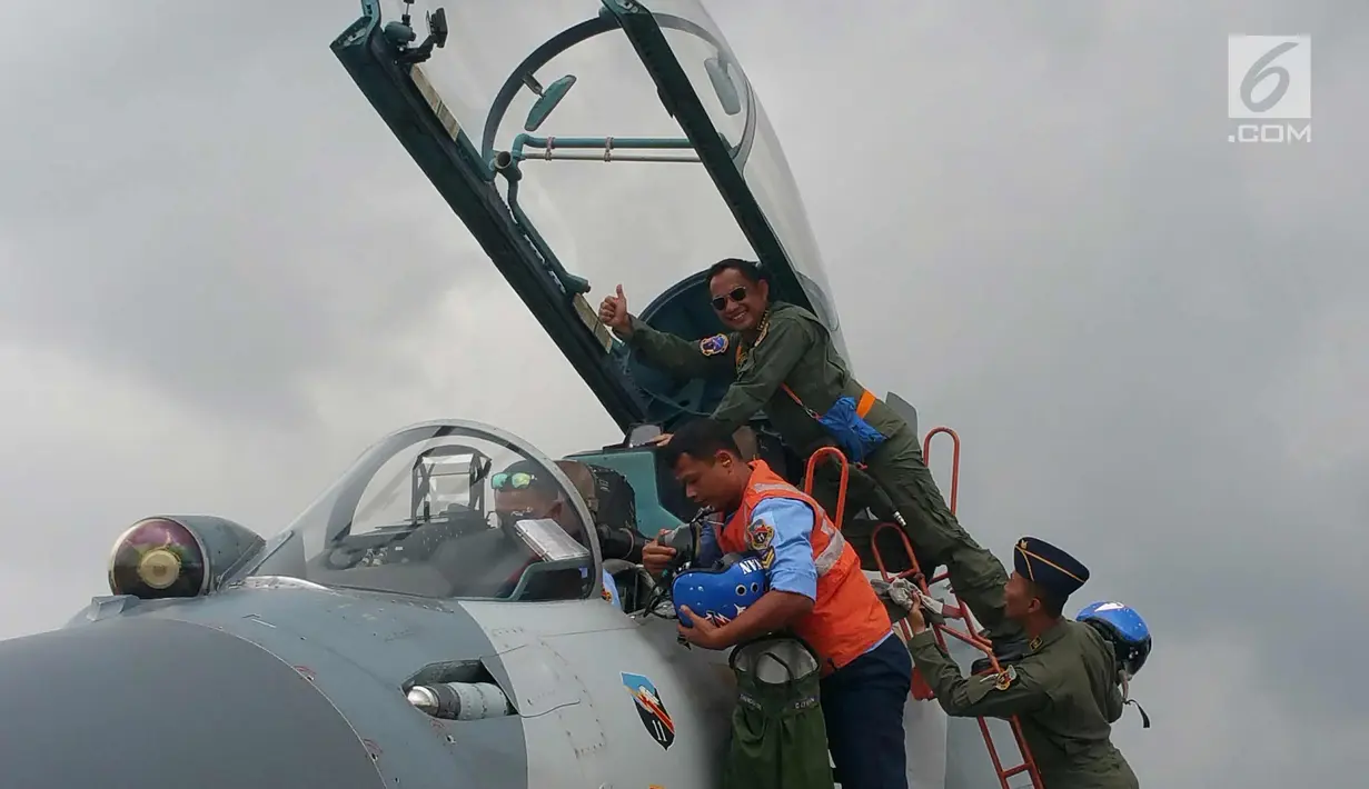 Kapolri Jenderal Tito Karnavian mengacungkan jempol di atas pesawat Sukhoi sebelum lepas landas di landasan pacu Lanud Halim Perdanakusuma, Jakarta, Rabu (20/12). (Liputan6.com/Pool/Agus)