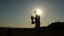 Foto siluet Jordan Spieth dengan trofi juara Turnamen Golf AS Terbuka yang berlangsung di Chambers Bay, University Place, Wash., AS. Minggu (21/6). (AP Photo/Charlie Riedel)