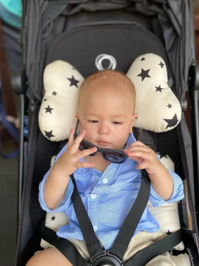 Potret Archie memakai kacamata (Sumber: Instagram/@marcelchandra dan Instagram/@deasypriscilla)