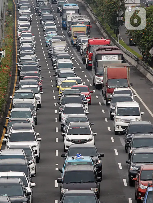 Kendaraan terjebak kemacetan saat melintasi Tol Dalam Kota, Jalan Gatot Subroto, Jakarta, Selasa (5/4/2022). Volume kendaraan di Jakarta yang meningkat hingga 18 persen selama sepekan terakhir membuat jalanan Ibu Kota padat dan terjadi kemacetan di sejumlah titik. (Liputan6.com/Johan Tallo)