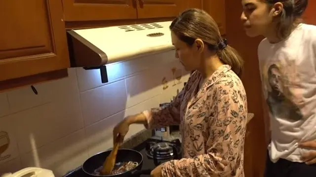 7 Momen Maia Estianty Masak di Rumah, Pakai Piyama dan Tanpa Makeup
