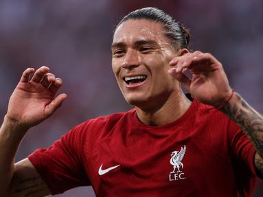 Liverpool baru saja mendatangkan striker Benfica asal Uruguay, Darwin Nunez menjelang bergulirnya musim 2022/2023. Menarik menanti kiprahnya di Liga Inggris bareng The Reds. Mampukah ia meraih trofi di Liga Inggris seperti 5 pendahulunya berikut ini? (AFP/Ronny Hartmann)