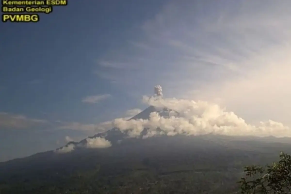 Gunung Semeru erupsi