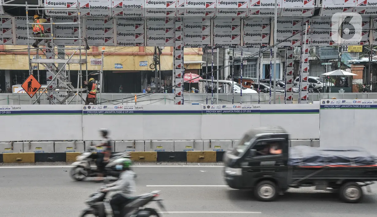 Pekerja saat mengerjakan proyek Mass Rapid Transit (MRT) Fase 2 segmen CP203 Glodok-Kota di kawasan Glodok, Jakarta, Rabu (15/12/2021). Progres proyek MRT Fase 2 segmen CP203 Glodok-Kota saat ini baru mencapai 5,8 persen. (merdeka.com/Iqbal S. Nugroho)
