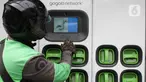 Pengendara ojek online (ojol) mengganti baterai di Stasiun Pengisian Kendaraan Listrik Umum (SPKLU) dan Battery Swapping Station SPBU Pertamina, MT. Haryono, Jakarta, Senin (7/11/2022). Sejak pemerintah resmi menaikkan harga BBM mulai dari pertalite, solar dan pertamax, kendaraan bermotor listrik berbasis baterai (KBLBB) sebagai alternatif kendaraan kembali ramai dibicarakan. (Liputan6.com/Herman Zakharia)