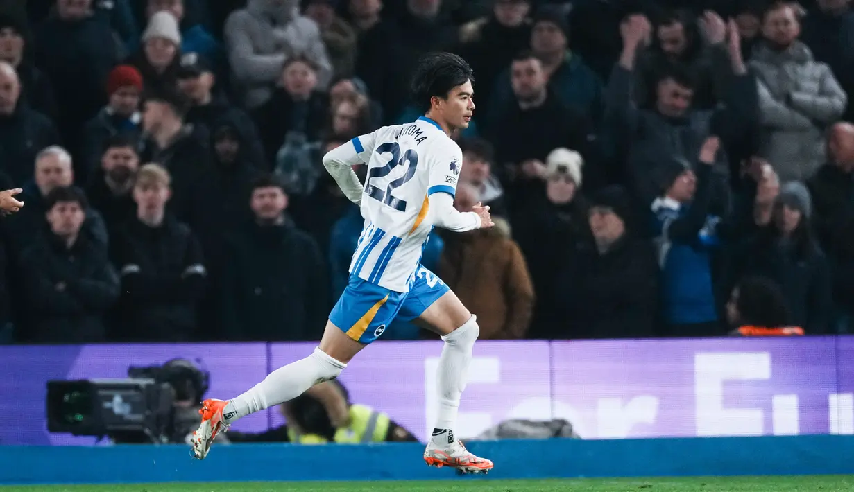 Pemain Brighton & Hove Albion, Kaoru Mitoma, melakukan selebrasi setelah mencetak gol ke gawang Chelsea pada laga pekan ke-25 Premier League di American Express Stadium, Sabtu (15/2/2025). (AP Photo/Dave Shopland)
