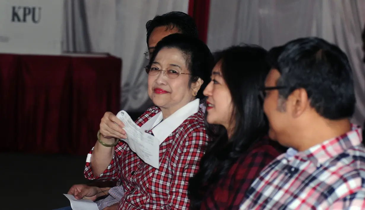Ketua Umum PDI-P Megawati Soekarnoputri menunjukkan DPT jelang menggunakan hak pilihnya pada Pilkada DKI Jakarta putaran 2 di TPS 027 Kebagusan, Jakarta, Rabu (19/4). (Liputan6.com/Helmi Fithriansyah)