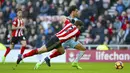 Pemain Manchester City, Leroy Sane (kanan) berusaha mengambil bola dari kejaran pemain Sunderland, Billy Jones (kiri) pada lanjutan Premier League di Stadium of Light, Sunderland, (5/3/2017). Manchester City menang 2-0.  (Owen Humphreys/PA via AP)