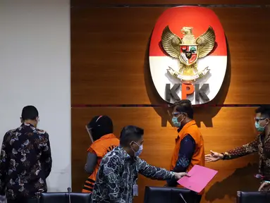 Dua tersangka tindak pidana korupsi pengadaan perangkat transportasi informasi terintegrasi (backbone coastal surveillance system) Badan Keamanan Laut, Leni Marlena (kedua kiri) dan Juli Amar Ma'ruf usai rilis penahanan di Gedung KPK, Jakarta, Selasa (1/12/2020). (Liputan6.com/Helmi Fithriansyah)