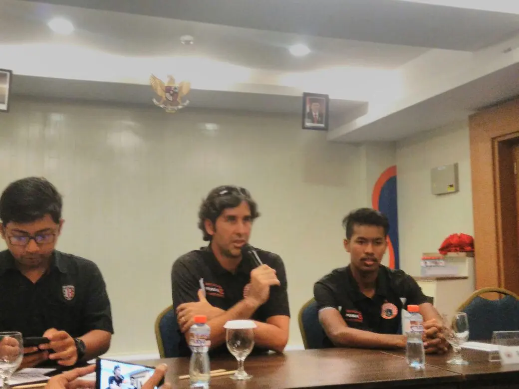 Pelatih Persija Jakarta Stefano Cugurra (tengah). (Liputan6.com/Dewi Divianta)