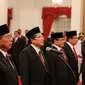 Lima menteri baru dan satu Sekretaris Kabinet saat pengambilan sumpah jabatan di Istana Negara, Jakarta, Rabu (12/8/2015). Presiden Jokowi  me-reshuffle sejumlah menteri Kabinet Kerja sekaligus melantik menteri baru. (Liputan6.com/Faizal Fanani)