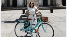 Saat tengah berlibur di Milan, Italia, penampilan Maia pun menarik perhatian publik. Dengan menggunakan casual dress berwarna putih dan detail hitam gaya Maia satu ini terlihat simpel namun tetap menawan. (Liputan6.com/IG/@maiaestiantyreal)