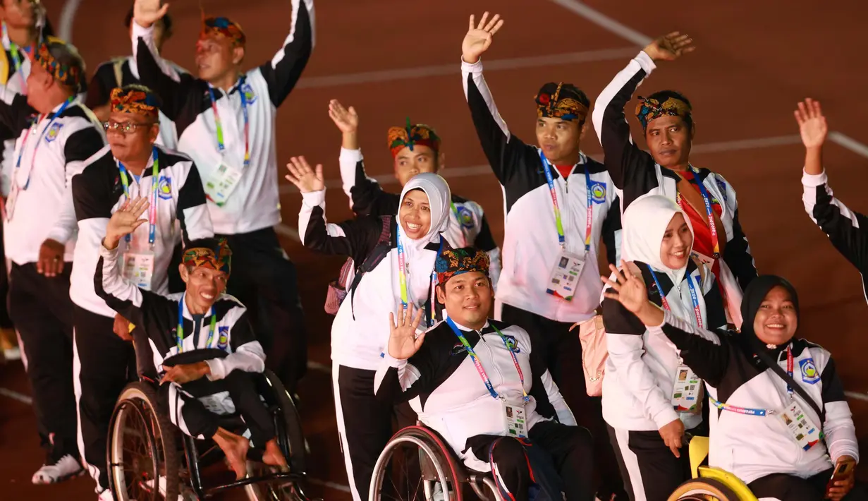 Pekan Paralimpiade Nasional (Peparnas) XVII Tahun 2024 akan berlangsung di Stadion Manahan, Solo, Provinsi Jawa Tengah. Tampak, atlet NPCI Nusa Tenggara Barat mengikuti defile saat digelar Upacara Pembukaan Pekan Paralimpiade Nasional XVII di Stadion Manahan, Solo, Minggu 6/10/2024). (PB PEPARNAS/Dwi Prasetya)