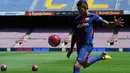 Pemain Baru Barcelona, Paulinho beraksi saat perkenalan dirinya di Stadion Nou Camp, Barcelona, (17/8). Paulinho meneken kontrak empat musim di Camp Nou. (AFP Photo/Lluis Gene)
