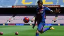 Pemain Baru Barcelona, Paulinho beraksi saat perkenalan dirinya di Stadion Nou Camp, Barcelona, (17/8). Paulinho meneken kontrak empat musim di Camp Nou. (AFP Photo/Lluis Gene)