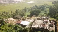 Pura Prapajati di Desa Kertabuana, Kabupaten Kutai Kertanegara (Kukar), Kalimantan Timur ambles. Terlihat dari foto drone lokasi tambang batu bara. (Liputan6.com/ Abdelda Gunawan)