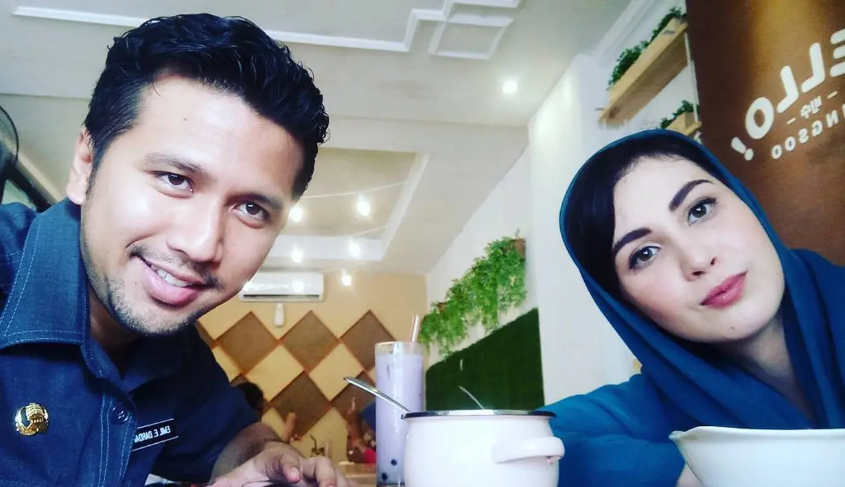 Lantaran sibuk kerja, Emil dan Arumi Bachsin pun jarang makan berdua. Dan akhirnya mereka pun bisa makan berdua meskipun tidak terencana. (Foto: instagram.com/arumi_arumi_94)