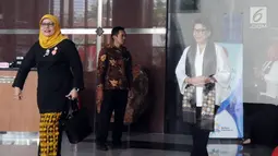 Istri Menteri Agama Lukman Hakim Saifuddin, Trisna Willy bersama Wakil Ketua KPK Basaria Panjaitan berjalan keluar untuk memberikan keterangan seusai melakukan pertemuan di Gedung KPK, Jakarta, Rabu (19/9). (Merdeka.com/Dwi Narwoko)