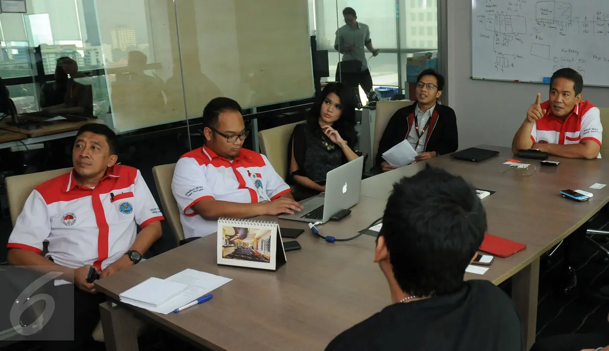 Kepala Badan Narkotika Nasional (BNN) Komjen Pol Anang Iskandar (kanan) memberikan penjelasan kepada beberapa staff redaksi Liputan6.com di Jakarta saat melakukan kunjungan pada Rabu (1/7/2015). (Liputan6.com/Helmi Fithriansyah)