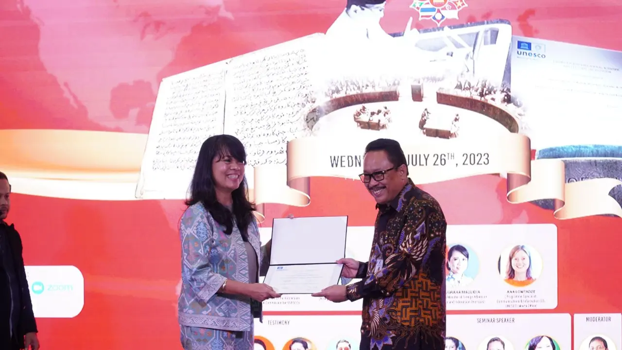 Arsip Nasional Republik Indonesia (ANRI) mengadakan acara penyerahan sertifikat Memory of the World (MOW) dari UNESCO melalui Kementerian Luar Negeri (Kemenlu) RI untuk 3 warisan Indonesia yang pada Mei 2023 telah disahkan menjadi warisan dunia.