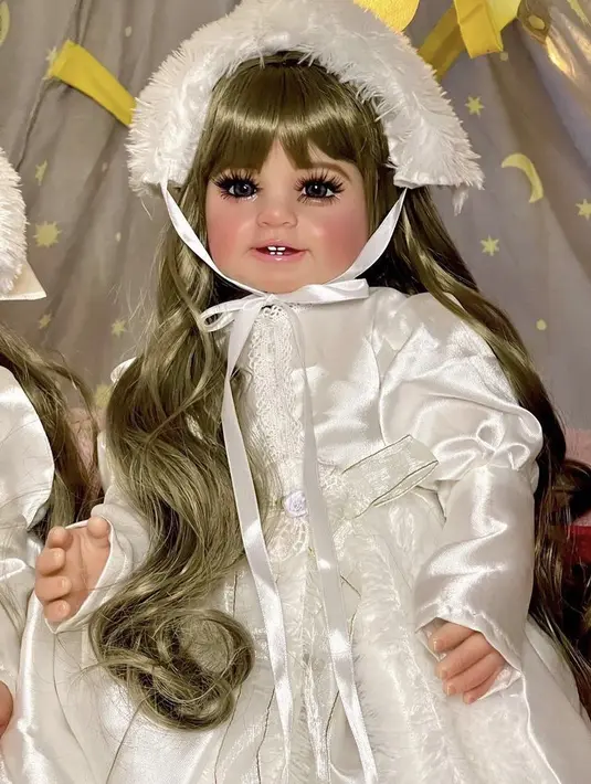 Adapula boneka dengan gaun putih dan topi khas musim dingin dalam koleksi Cassandra series. @bonekafuriharun