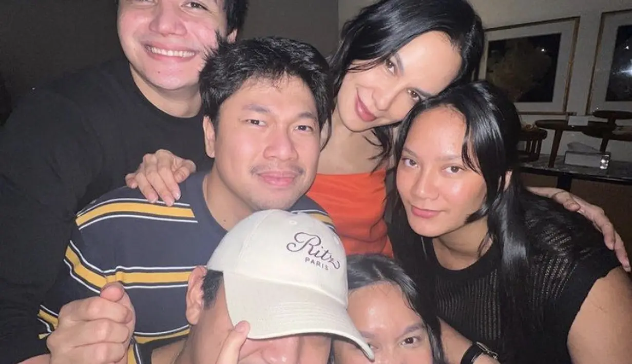 Wajah Sophia pun terlihat awet muda di usia 53 tahun, meski tanpa makeup tebal. Ia terlihat hanya mengaplikasikan lipstik pink tipis. [Instagram/(@sophia_latjuba88)]