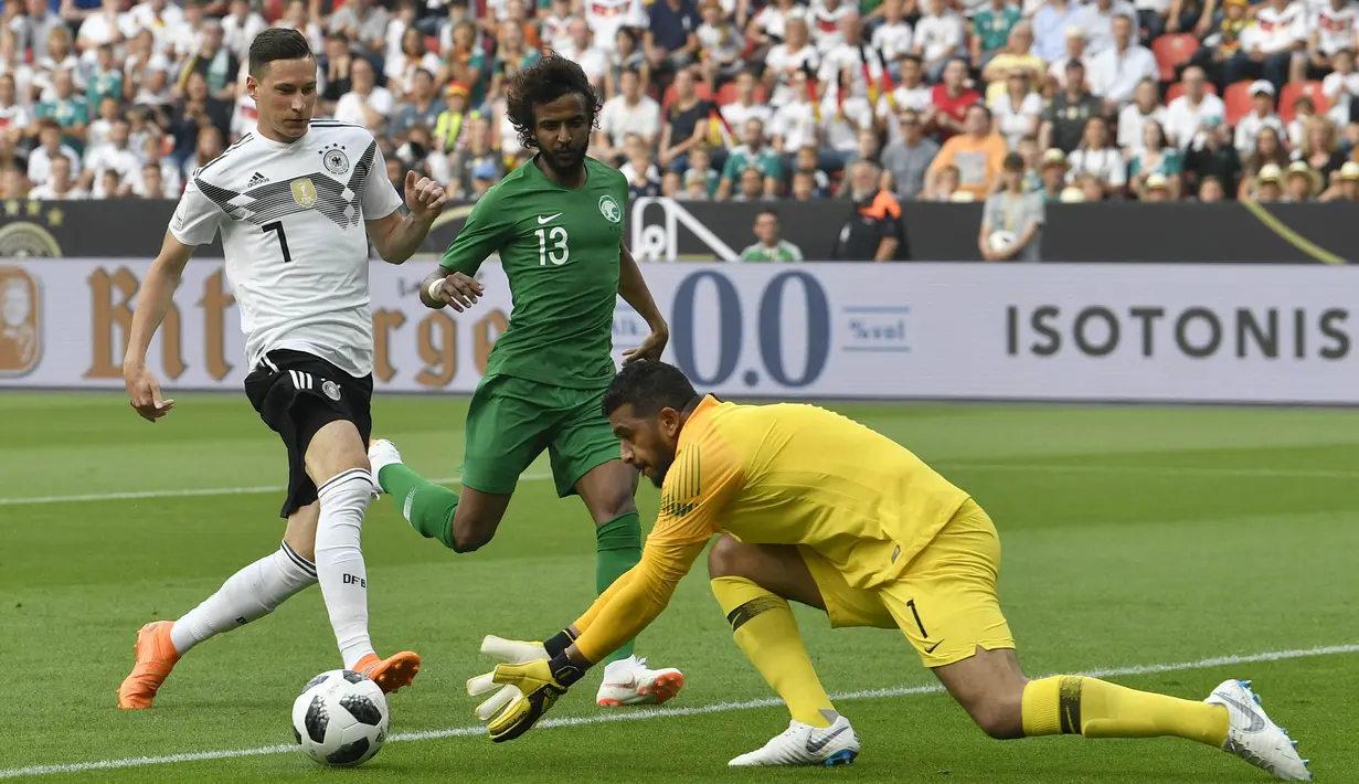 Gelandang Jerman, Julian Draxler, berebut bola dengan kiper Arab Saudi, Abdullah Al-Mayouf, pada laga uji coba di Stadion BayArena, Jumat (8/6/2018). Jerman menang 2-1 atas Arab Saudi. (AP/Martin Meissner)