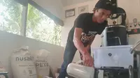 Petani kopi di Kudus menyangrai biji kopi yang dipetik dari Pegunungan Muria
