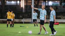 Pelatih Timnas Indonesia Putri U-17, Satoru Mochizuki berbincang dengan asistennya saat memimpin latihan Timnas Indonesia Putri U-17 yang berlangsung di Lapangan A Kompleks Stadion Utama Gelora Bung Karno (SUGBK), Senayan, Jakarta, Rabu (27/03/2024). Latihan tersebut merupakan bentuk persiapan untuk Piala Asia U-17 yang bergulir di Bali pada 6-19 Mei 2024. (Bola.com/Bagaskara Lazuardi)