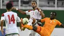 Striker Pantai Gading, Seydou Doumbia, berebut bola dengan bek Maroko, Medhi Benatia, pada Kualifikasi Piala Dunia 2018 di Stadion Félix Houphouët-Boigny, Abidjan, Sabtu (11/11/2017). Pantai Gading kalah 0-2 dari Maroko. (AFP/Issouf Sanogo)
