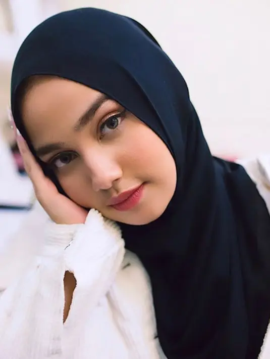 Karena kesibukannya, Gadis kelahiran 13 Juli ini mengaku bahwa dirinya menjadi jarang untuk bermain social media. Syifa mengatakan bahwa hal tersebut membawa dampak positif  bagi dirinya, dimana dapat semakin mempererat hubungannya bersama keluarga di bulan suci ini (Liputan6.com/IG/syifahadjureal)