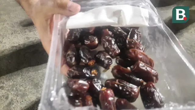 Bagi-bagi Kurma di Depan Stadion Piala Dunia 2022
