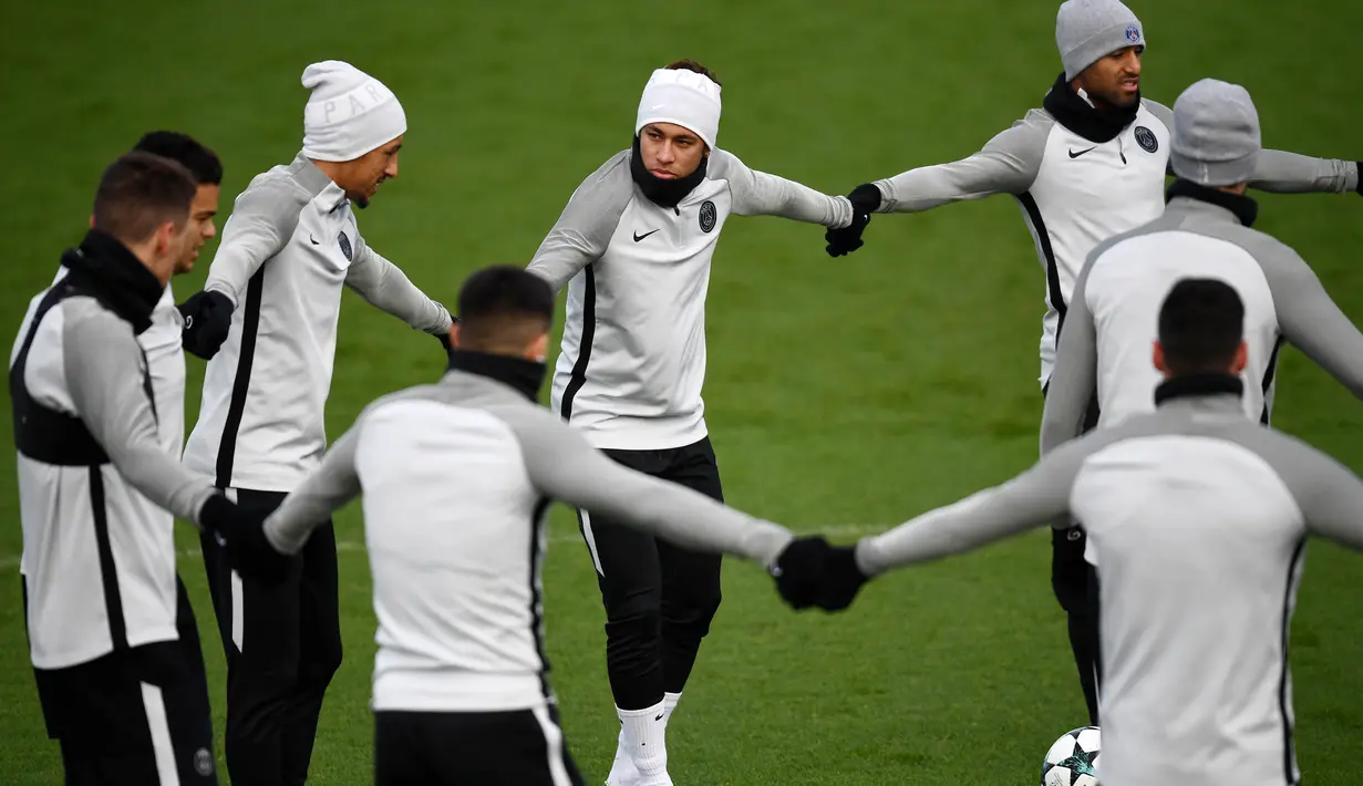 Bintang PSG, Neymar, bersama rekan-rekannya berlatih ringan di Paris, Senin (4/12/2017). PSG bersiap jelang laga big match Liga Champions melawan Bayern Munchen. (AFP/Guenter Schiffmann)