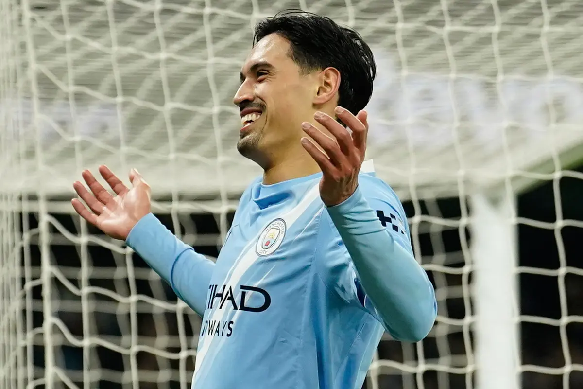 Pemain Manchester City Tijjani Reijnders merayakan gol yang dicetaknya pada laga semifinal Carabao Cup/Piala Liga Inggris antara Man City vs Newcastle