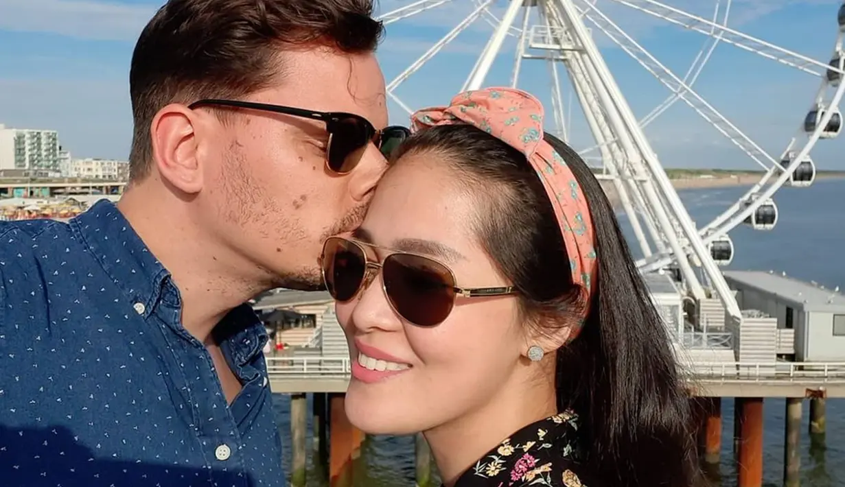 Bahkan wanita yang baru saja menikah dengan pria asal Belanda ini terliaht fashionable meski hanya pakai busana sederhana. Hanya ditambah pakai kacamata, gayang begitu classy. (Liputan6.com/IG/@graciaz14)